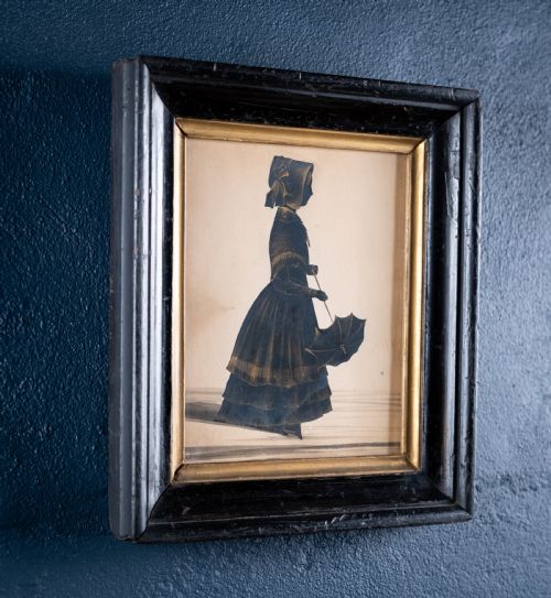 FINE 19TH CENTURY BRONZED SILHOUETTE OF A GIRL WITH PARASOL - ADDITIONAL PHOTO 3