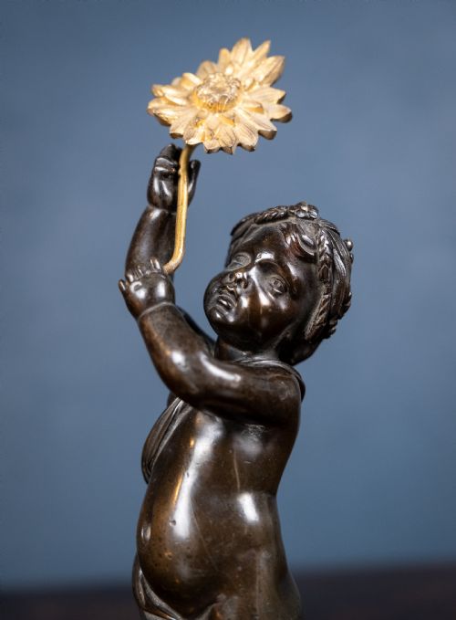 19TH CENTURY BRONZE PUTTO HOLDING A FLOWER - ADDITIONAL PHOTO 7