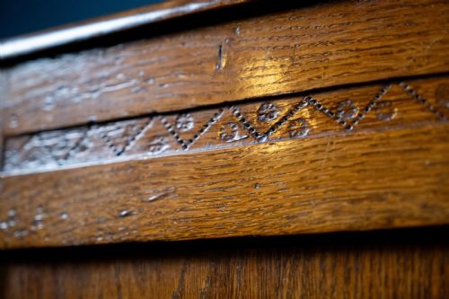 18TH CENTURY OAK COFFER WITH CARVED ROSETTES - ADDITIONAL PHOTO 3