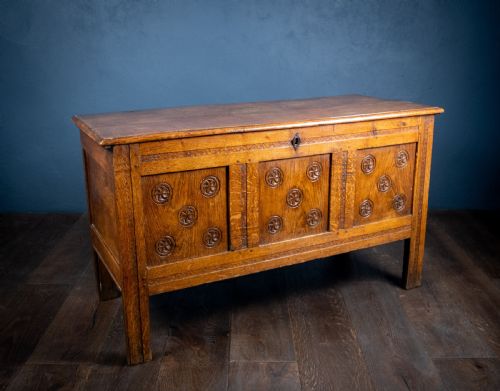 18TH CENTURY OAK COFFER WITH CARVED ROSETTES - ADDITIONAL PHOTO 5