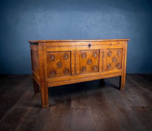 18TH CENTURY OAK COFFER WITH CARVED ROSETTES - ADDITIONAL PHOTO 15