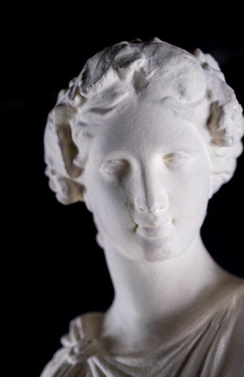 LARGE PLASTER COMPOSITION OF A CLASSICAL MAIDEN WITH PLINTH C1900 - ADDITIONAL PHOTO 5