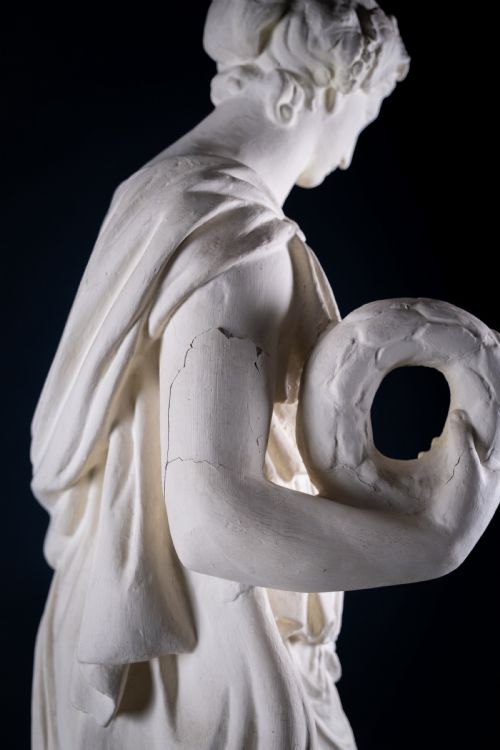 LARGE PLASTER COMPOSITION OF A CLASSICAL MAIDEN WITH PLINTH C1900 - ADDITIONAL PHOTO 10