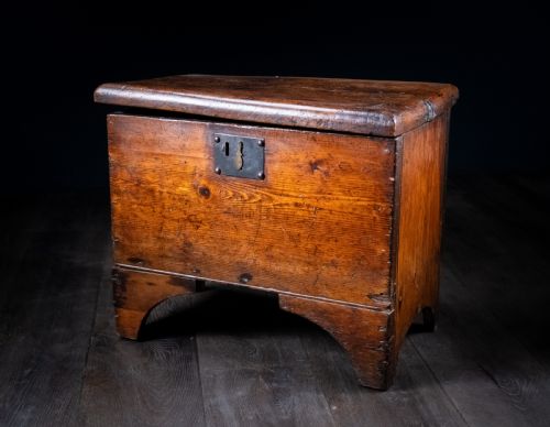 SMALL VERNACULAR ELM AND PINE COFFER C1800 - ADDITIONAL PHOTO 3