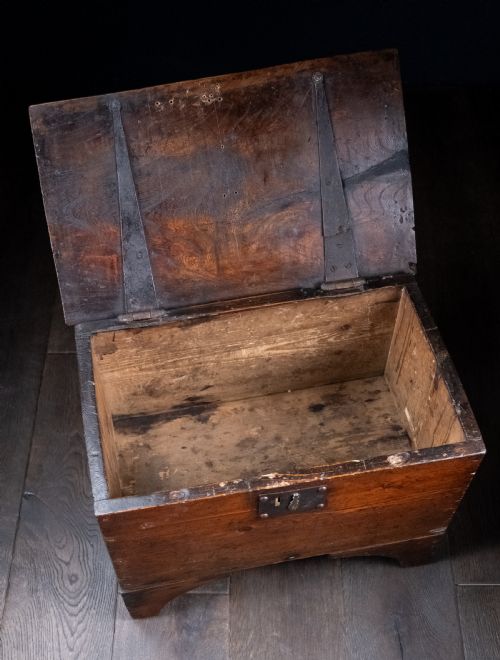 SMALL VERNACULAR ELM AND PINE COFFER C1800 - ADDITIONAL PHOTO 6