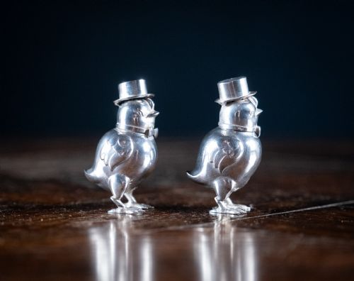 PAIR OF NOVELTY SILVER CHICK PEPPERETTES C1920 - ADDITIONAL PHOTO 3
