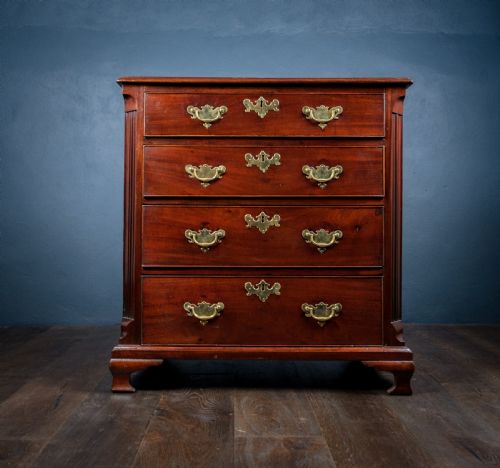 SMALL GEORGE III MAHOGANY CHEST OF DRAWERS - ADDITIONAL PHOTO 1
