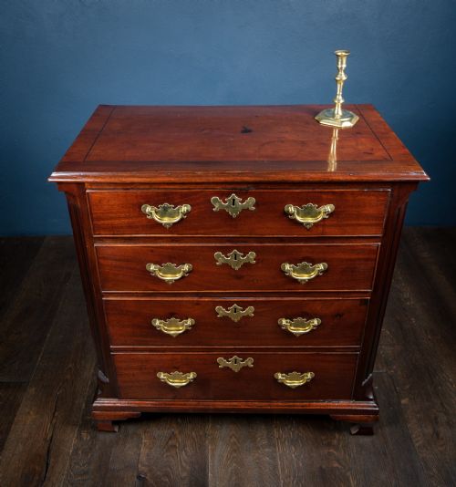 SMALL GEORGE III MAHOGANY CHEST OF DRAWERS - ADDITIONAL PHOTO 3