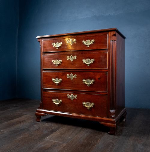 SMALL GEORGE III MAHOGANY CHEST OF DRAWERS - ADDITIONAL PHOTO 4