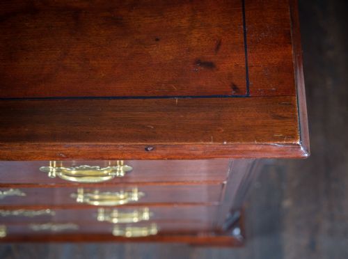 SMALL GEORGE III MAHOGANY CHEST OF DRAWERS - ADDITIONAL PHOTO 5