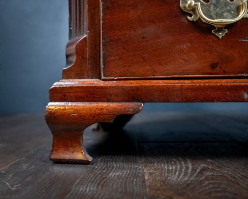 SMALL GEORGE III MAHOGANY CHEST OF DRAWERS - ADDITIONAL PHOTO 9