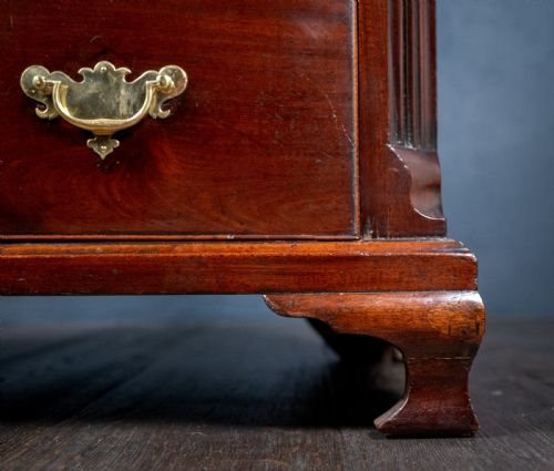 SMALL GEORGE III MAHOGANY CHEST OF DRAWERS - ADDITIONAL PHOTO 10