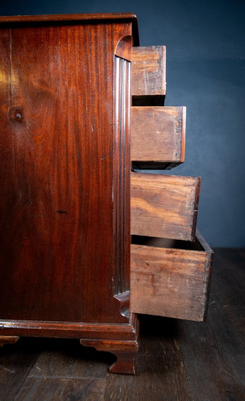 SMALL GEORGE III MAHOGANY CHEST OF DRAWERS - ADDITIONAL PHOTO 11