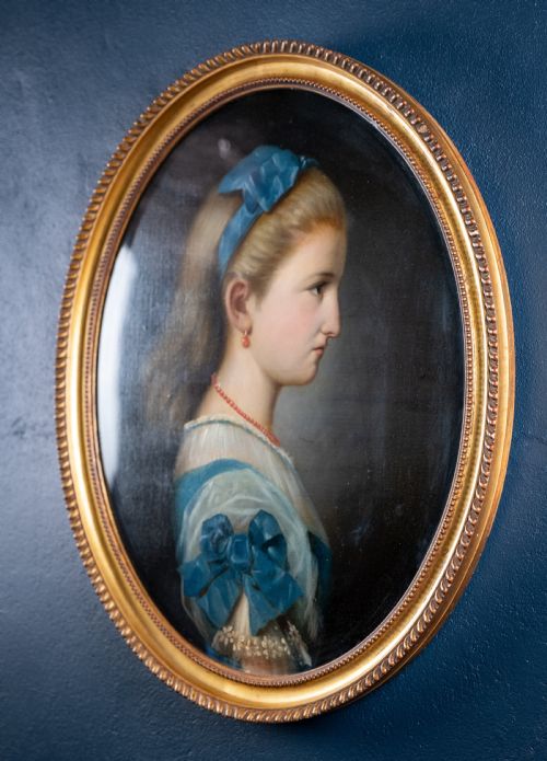19TH CENTURY OVAL PORTRAIT OF A GIRL IN BLUE OIL ON CANVAS - ADDITIONAL PHOTO 5