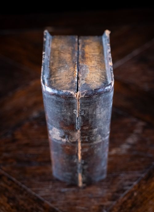 18TH CENTURY ENGRAVED FLASK SECRET STORAGE BOOK - ADDITIONAL PHOTO 11