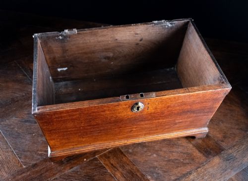 SMALL GEORGE III OAK BOX CHEST - ADDITIONAL PHOTO 8