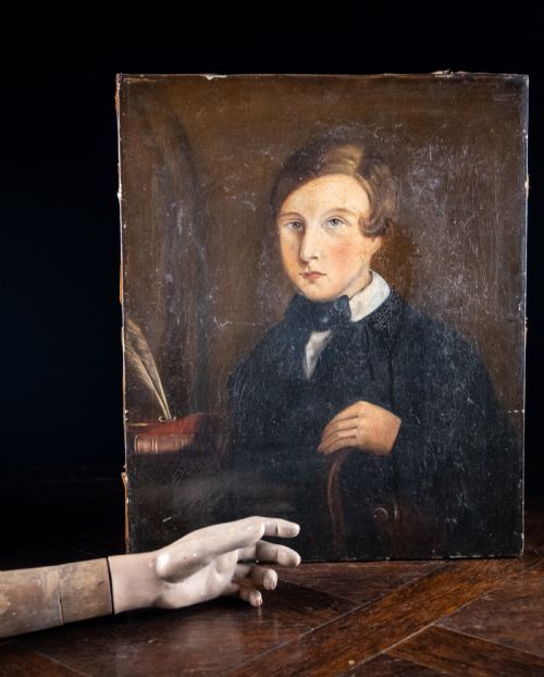 19TH CENTURY PORTRAIT OF YOUNG MAN BY DESK NAIVE SCHOOL OIL ON CANVAS - ADDITIONAL PHOTO 5