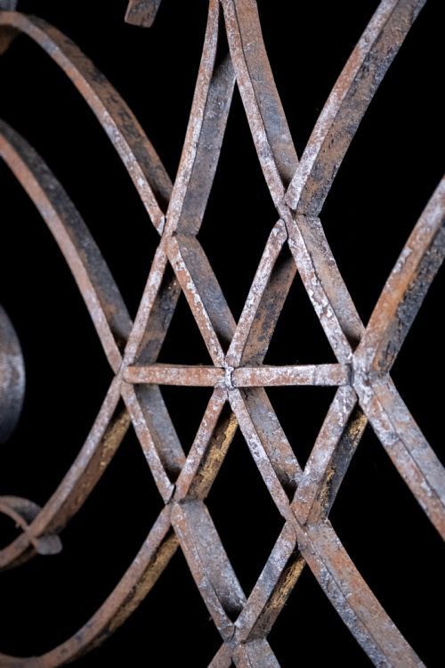 VICTORIA ALBERT MUSEUM WROUGHT IRON FIRE SCREEN - ADDITIONAL PHOTO 6