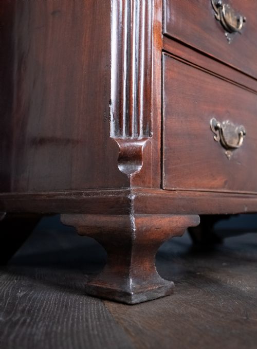 GEORGE III MAHOGANY CHEST OF DRAWERS - ADDITIONAL PHOTO 3