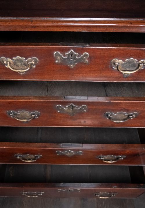 GEORGE III MAHOGANY CHEST OF DRAWERS - ADDITIONAL PHOTO 4