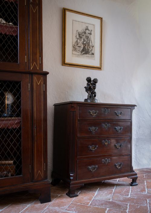 GEORGE III MAHOGANY CHEST OF DRAWERS - ADDITIONAL PHOTO 1