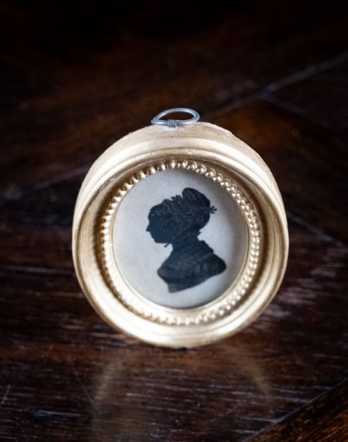 EARLY 19TH CENTURY GILDED SILHOUETTE PORTRAIT OF A LADY - ADDITIONAL PHOTO 2