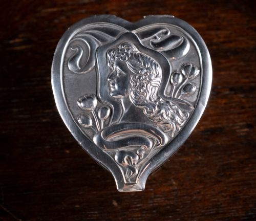 LARGE SILVER GREEN GLASS HEART BOX BY LEVI SALAMAN BIRMINGHAM 1901 - ADDITIONAL PHOTO 1