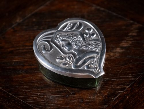 LARGE SILVER GREEN GLASS HEART BOX BY LEVI SALAMAN BIRMINGHAM 1901 - ADDITIONAL PHOTO 4