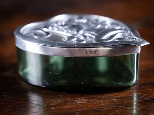 LARGE SILVER GREEN GLASS HEART BOX BY LEVI SALAMAN BIRMINGHAM 1901 - ADDITIONAL PHOTO 5
