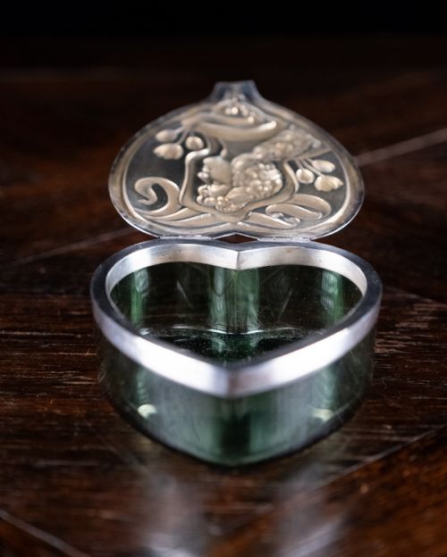 LARGE SILVER GREEN GLASS HEART BOX BY LEVI SALAMAN BIRMINGHAM 1901 - ADDITIONAL PHOTO 6