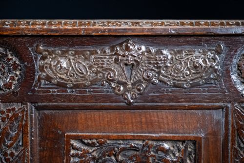 17TH CENTURY CARVED OAK COFFER - ADDITIONAL PHOTO 4