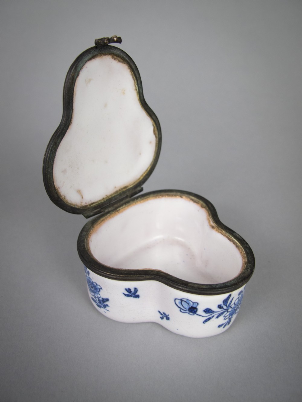 18th Century Delft Trefoil Hinged Lid Trinket Box - Adriaen Pynacker Design. View VIII