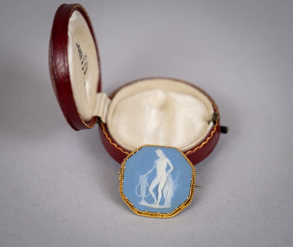 Georgian Wedgwood Blue Jasparware 9 Carat Gold Mounted Brooch In Case. View II