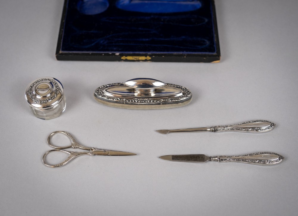 Sterling Silver Manicure Set by William Devenport, Birmingham, 1915. View IV