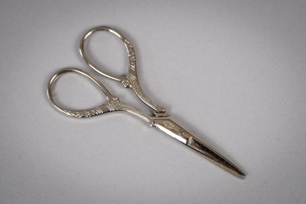 Sterling Silver Manicure Set by William Devenport, Birmingham, 1915. View VII
