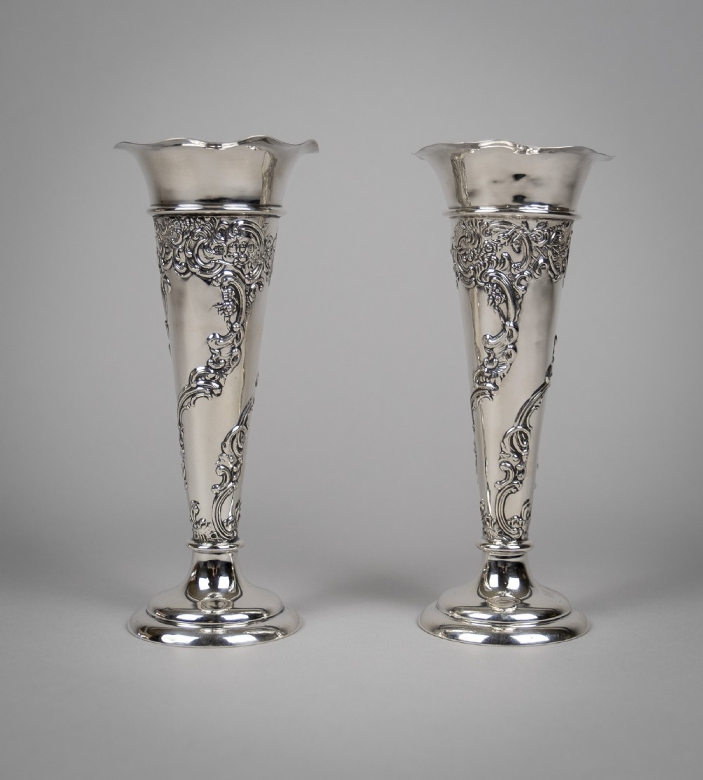 William Comyns & Sons, London, 1902 - Pair of Sterling Silver Spill Vases.