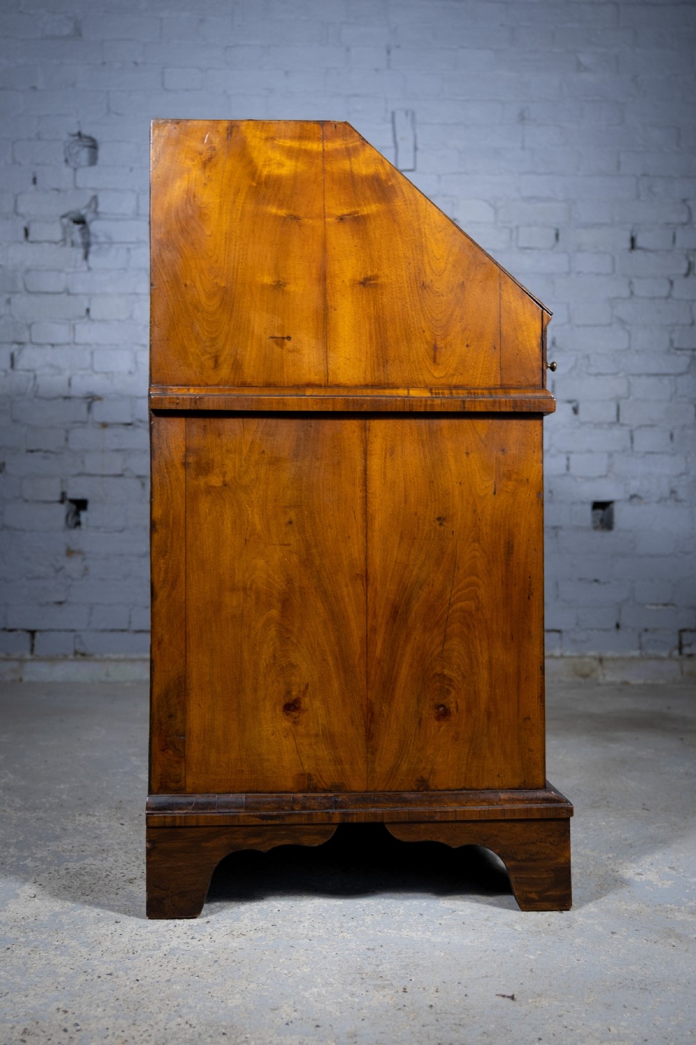 George I Walnut & Featherbanded Bureau, c.1720 View XI