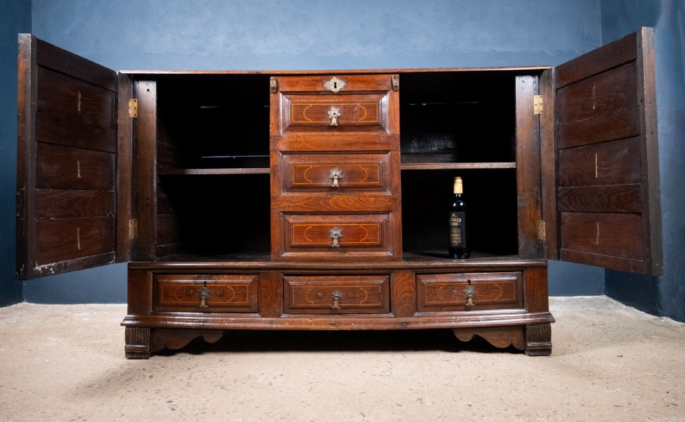 Early 18th Century Oak Cupboard / Mule Chest View III