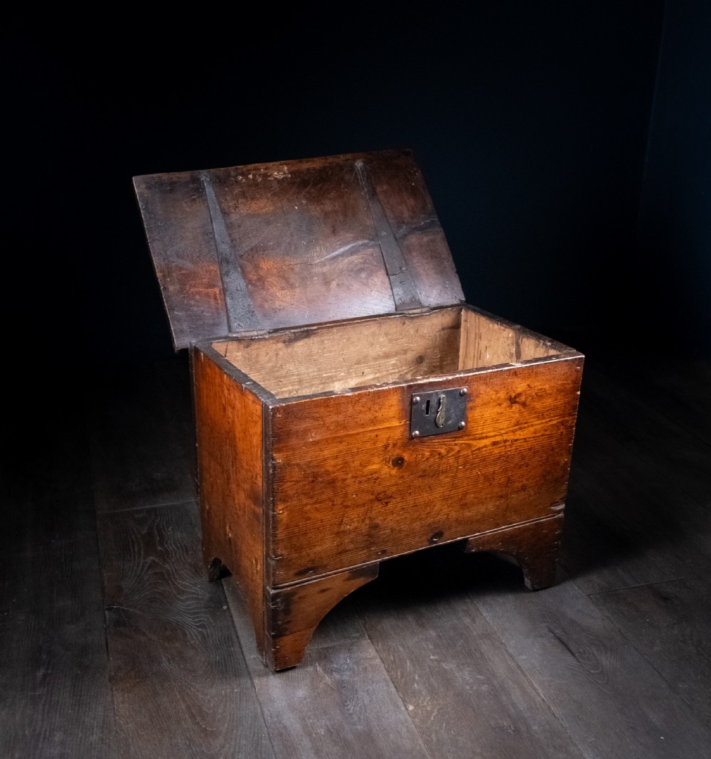 Small Vernacular Elm and Pine Coffer, c.1800 View VI