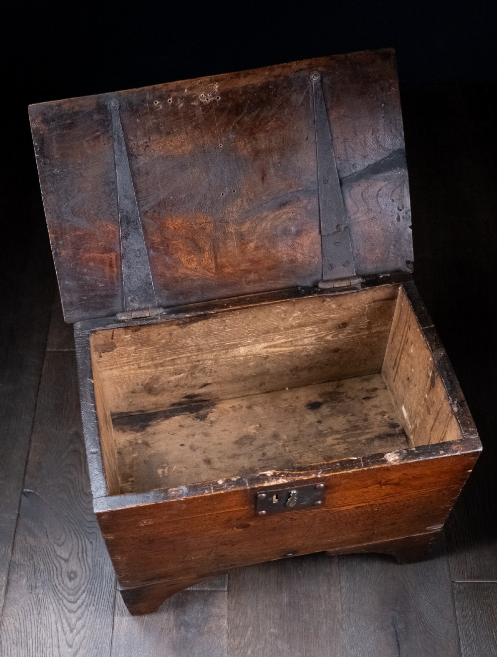 Small Vernacular Elm and Pine Coffer, c.1800 View VII