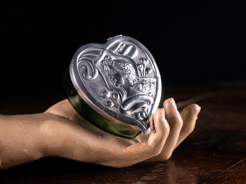 Large Silver & Green Glass Heart Box by Levi & Salaman, Birmingham, 1901.