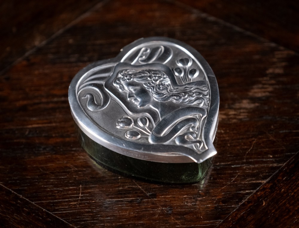Large Silver & Green Glass Heart Box by Levi & Salaman, Birmingham, 1901. View V