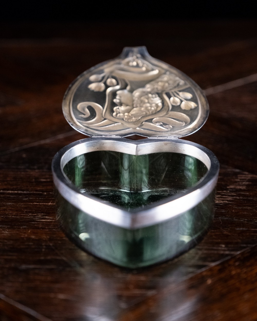 Large Silver & Green Glass Heart Box by Levi & Salaman, Birmingham, 1901. View VII