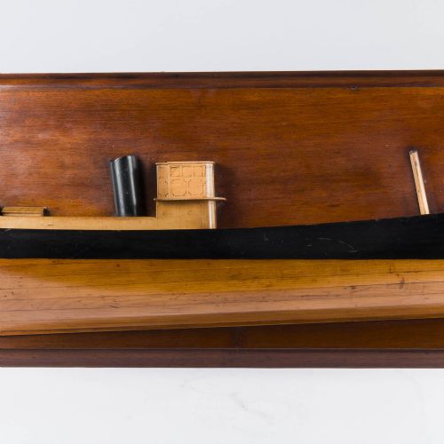 SHIP BUILDERS HALF HULL MODEL OF THE TRAWLER CAENEUS - ADDITIONAL PHOTO 1