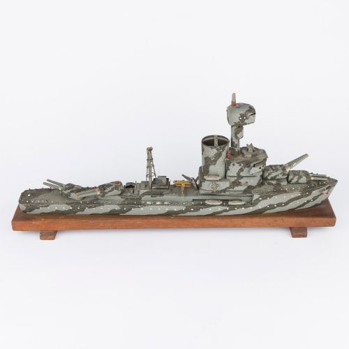 WWI ERA MODEL OF A ROYAL NAVY BATTLESHIP - ADDITIONAL PHOTO 1