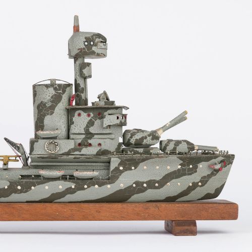 WWI ERA MODEL OF A ROYAL NAVY BATTLESHIP - ADDITIONAL PHOTO 2
