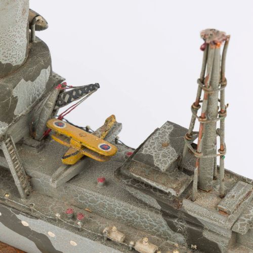 WWI ERA MODEL OF A ROYAL NAVY BATTLESHIP - ADDITIONAL PHOTO 9