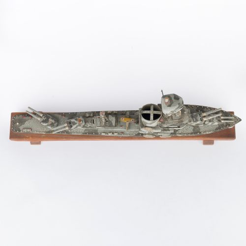 WWI ERA MODEL OF A ROYAL NAVY BATTLESHIP - ADDITIONAL PHOTO 10