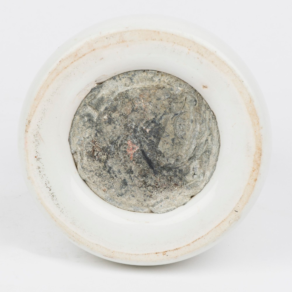 A white glazed ceramic four pound scale weight with black lettering reading Imperial 4 lb printed on top. View VII