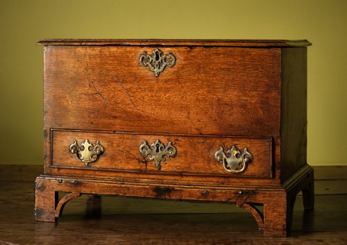 welsh oak coffor bach - CATEGORY: ANTIQUE CHESTS - DATED 18TH CENTURY